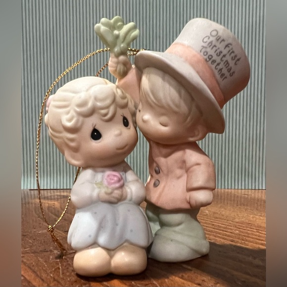 VTG PRECIOUS MOMENTS 2001 OUR FIRST CHRISTMAS TOGETHER PORCELAIN ORNAMENT 878855 - Picture 1 of 11